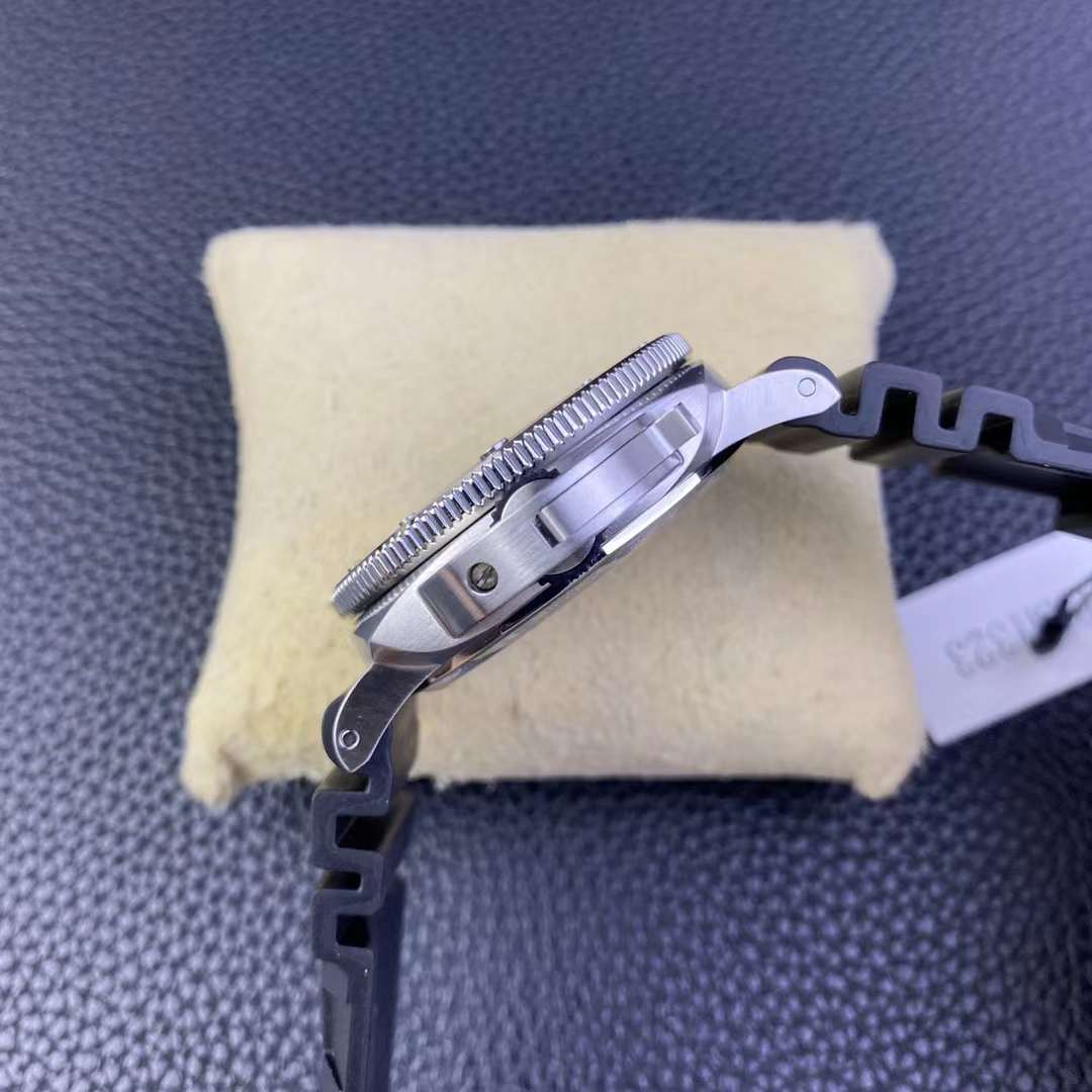 PANERAI SUBMERSIBLE GMT NAVY SEALS PAM01323